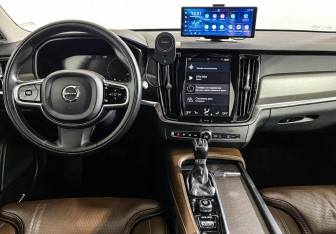 Подержанный автомобиль Volvo V90 Cross Country 2019 года (12 фото)