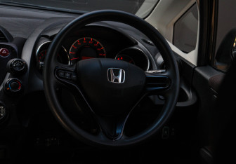 Подержанный автомобиль Honda Fit 2012 года (12 фото)