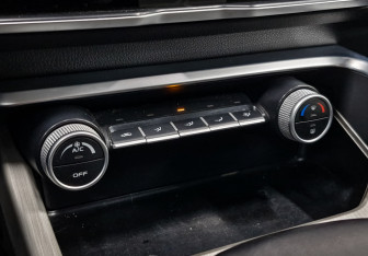 Подержанный автомобиль Geely Coolray 2023 года (20 фото)