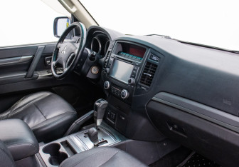 Подержанный автомобиль Mitsubishi Pajero 2012 года (10 фото)