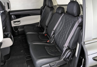 Подержанный автомобиль Kia Carnival 2021 года (18 фото)