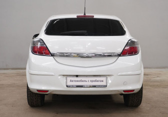 Подержанный автомобиль Opel Astra Hatchback 2010 года (6 фото)