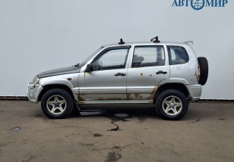 Подержанный автомобиль Chevrolet Niva 2004 года (8 фото)
