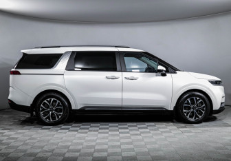 Подержанный автомобиль Kia Carnival 2021 года (4 фото)