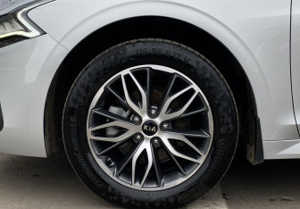 Подержанный автомобиль Kia K5 2021 года (9 фото)