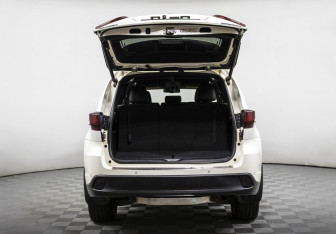 Подержанный автомобиль Toyota Highlander 2014 года (17 фото)
