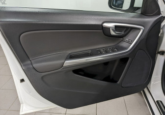 Подержанный автомобиль Volvo S60 2014 года (11 фото)