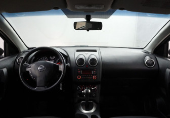 Подержанный автомобиль Nissan Qashqai 2012 года (11 фото)