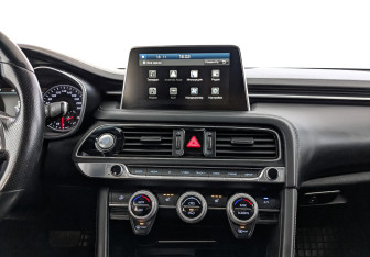 Подержанный автомобиль Genesis G70 2019 года (17 фото)