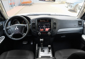 Подержанный автомобиль Mitsubishi Pajero 2011 года (10 фото)
