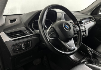 Подержанный автомобиль BMW X1 2018 года (12 фото)