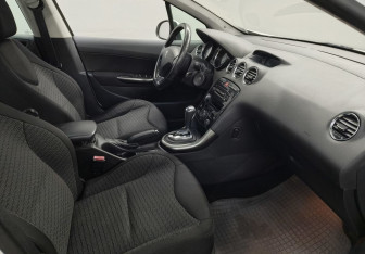 Подержанный автомобиль Peugeot 308 Hatchback 2011 года (11 фото)