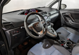 Подержанный автомобиль Toyota Verso 2014 года (15 фото)