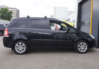 Подержанный автомобиль Opel Zafira Compactvan 2010 года (4 фото)