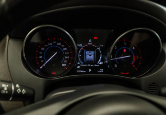 Подержанный автомобиль Jaguar F-Pace 2016 года (8 фото)