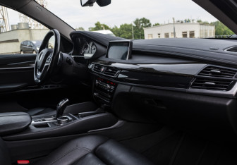 Подержанный автомобиль BMW X6 2016 года (14 фото)