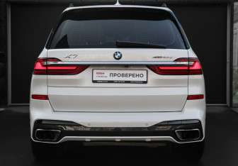 Подержанный автомобиль BMW X7 2021 года (5 фото)