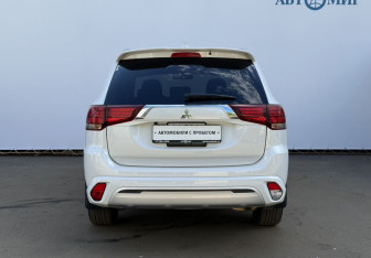 Подержанный автомобиль Mitsubishi Outlander 2022 года (6 фото)