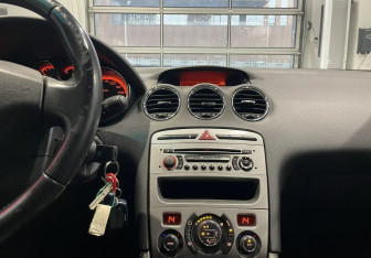 Подержанный автомобиль Peugeot 308 Hatchback 2010 года (16 фото)