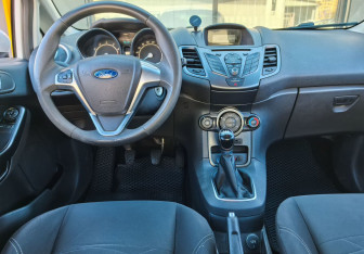 Подержанный автомобиль Ford Fiesta Sedan 2015 года (11 фото)