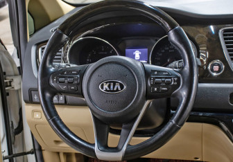 Подержанный автомобиль Kia Carnival 2018 года (18 фото)