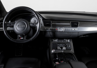 Подержанный автомобиль Audi S8 2013 года (12 фото)