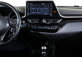 Подержанный автомобиль Toyota C-HR 2020 года (14 фото)