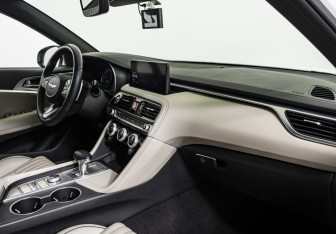 Подержанный автомобиль Genesis G70 2020 года (16 фото)