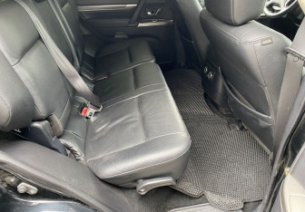 Подержанный автомобиль Mitsubishi Pajero 2011 года (11 фото)