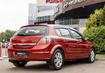 Подержанный автомобиль Opel Astra Hatchback 2008 года (4 фото)