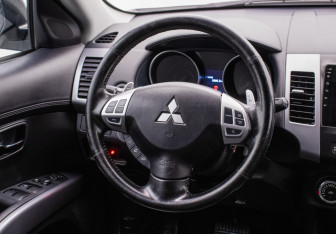 Подержанный автомобиль Mitsubishi Outlander 2011 года (15 фото)