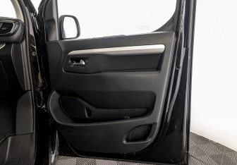 Подержанный автомобиль Peugeot Traveller 2021 года (25 фото)