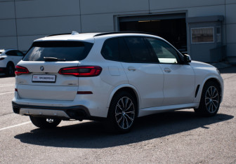 Подержанный автомобиль BMW X5 2019 года (5 фото)