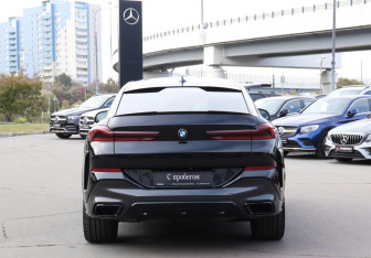 Подержанный автомобиль BMW X6 2021 года (6 фото)