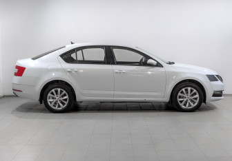 Подержанный автомобиль Skoda Octavia Liftback 2019 года (4 фото)