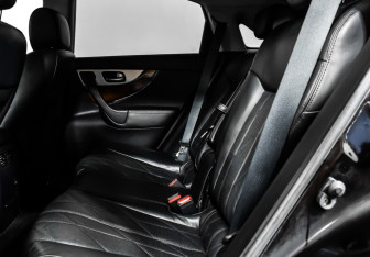 Подержанный автомобиль Infiniti QX70 2013 года (13 фото)