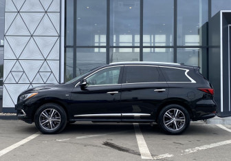 Подержанный автомобиль Infiniti QX60 2017 года (8 фото)