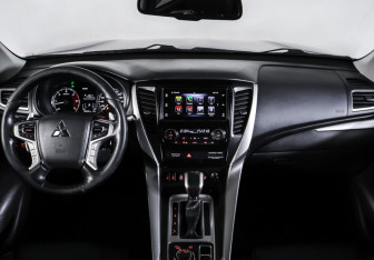 Подержанный автомобиль Mitsubishi Pajero Sport 2017 года (17 фото)