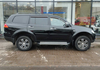 Подержанный автомобиль Mitsubishi Pajero Sport 2013 года (4 фото)