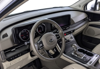 Подержанный автомобиль Kia Carnival 2021 года (15 фото)