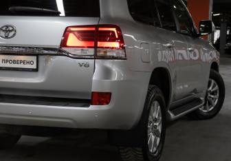 Подержанный автомобиль Toyota Land Cruiser Suv 2015 года (24 фото)