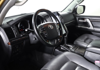 Подержанный автомобиль Toyota Land Cruiser Suv 2008 года (15 фото)