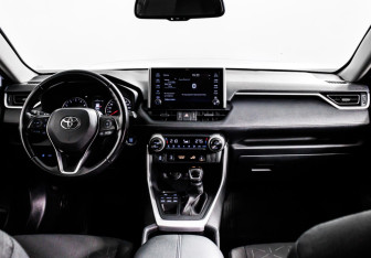 Подержанный автомобиль Toyota RAV4 2021 года (11 фото)