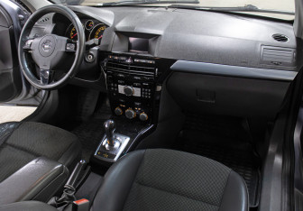Подержанный автомобиль Opel Astra Sedan 2007 года (11 фото)