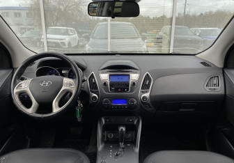 Подержанный автомобиль Hyundai ix35 2012 года (11 фото)