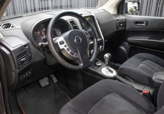Подержанный автомобиль Nissan X-Trail 2011 года (16 фото)