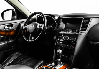 Подержанный автомобиль Infiniti QX70 2013 года (9 фото)