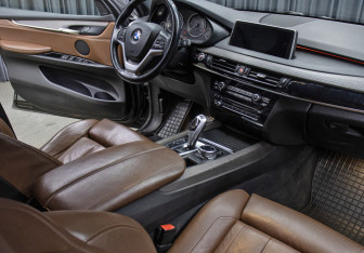 Подержанный автомобиль BMW X5 2014 года (10 фото)