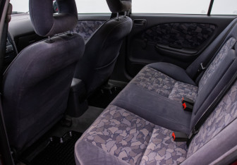 Подержанный автомобиль Toyota Avensis Sedan 1998 года (11 фото)