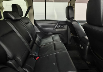 Подержанный автомобиль Mitsubishi Pajero 2013 года (13 фото)